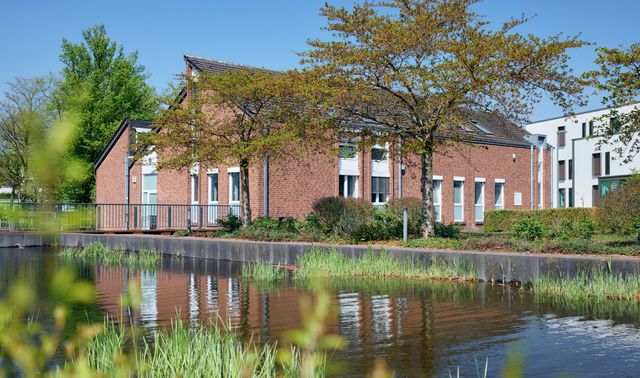 Das Bild zeigt die Außenansicht des Neurostimulationszentrums im Rhein-Kreis Neuss. 