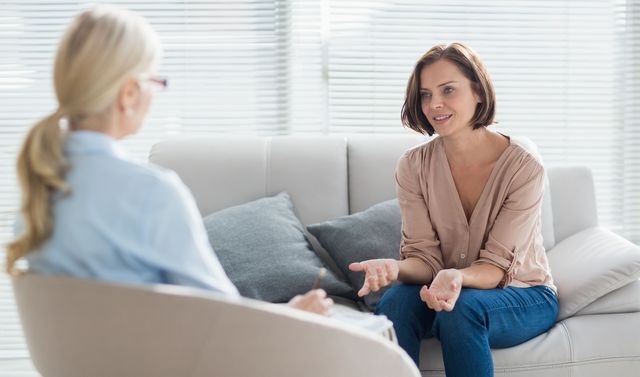 Eine Frau spricht mit ihrer Therapeutin über ihre bipolare Störung.