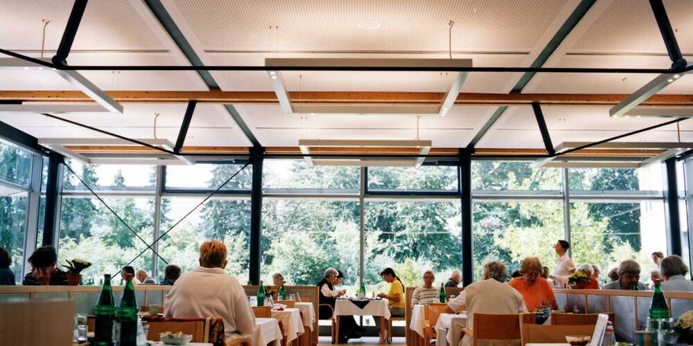 Gefüllter Speisesaal der Niederrhein Klinik