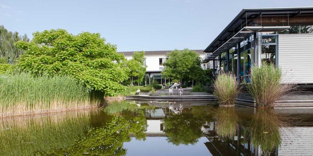 Blick auf den großen Teich im Park der Niederrhein Klinik