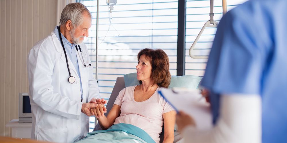 Die Grafik zeigt eine Betroffene des Guillain-Barré-Syndroms, die im Krankenhaus überwacht und behandelt wird.