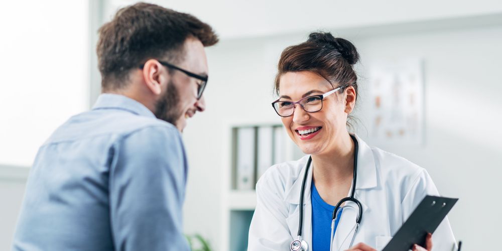 Die Grafik zeigt eine Ärztin, die mit einem Patienten die Diagnose Enzephalitis bespricht.