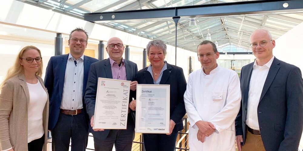 (v.l.n.r.) Corinna Esser, Sebastian Kuhn, Birgit Martin vom TÜV Rheinland, Geschäftsführer Udo Kratel, Ärztlicher Leiter Dr. Stephan Hartmann und Marc Zeller bei der Zertifikatsübergabe.Esser.