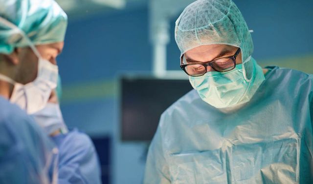 Ein Arzt für proktologische Chirurgie bei einer Operation.