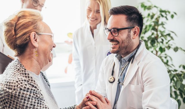  Ein Arzt erklärt einer Patientin, was ein Aneurysma ist und wie eine mögliche Therapie aussehen könnte.