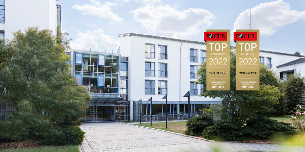 Außenansicht der Niederrhein Klinik - eingesetzt sind die beiden Focus Siegel "Top-Reha Klinik 2022" für die Orthopädie und Onkologie