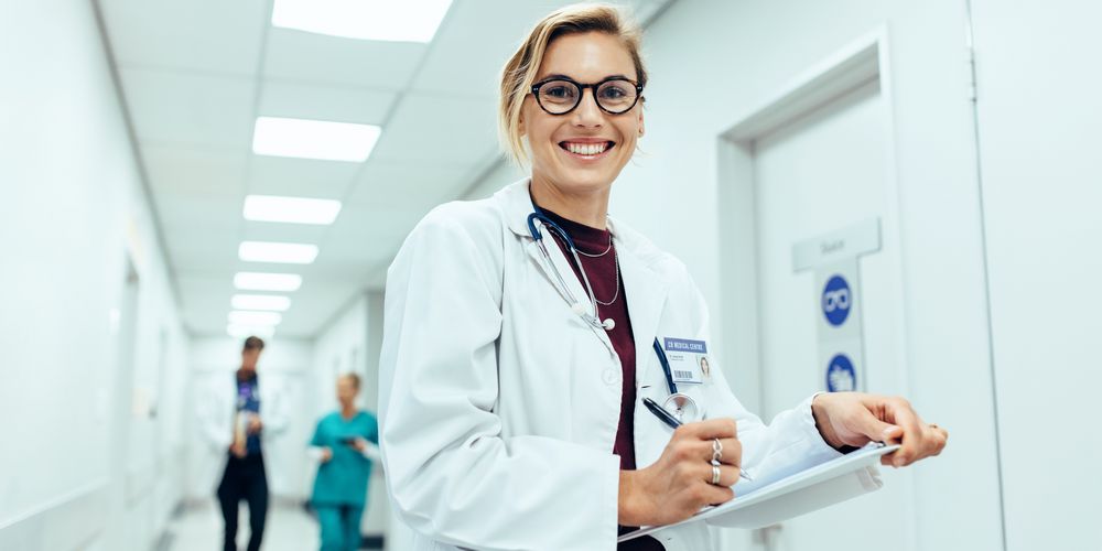 Eine Ärztin der Neurologie unterstützt bei der Behandlung einer Entzündung im Gehirn.