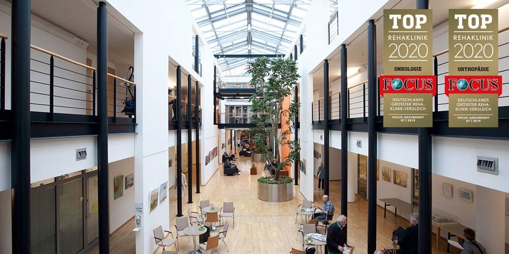 Blick auf den lichtdurchfluteten Hauptflur der Niederrhein Klinik